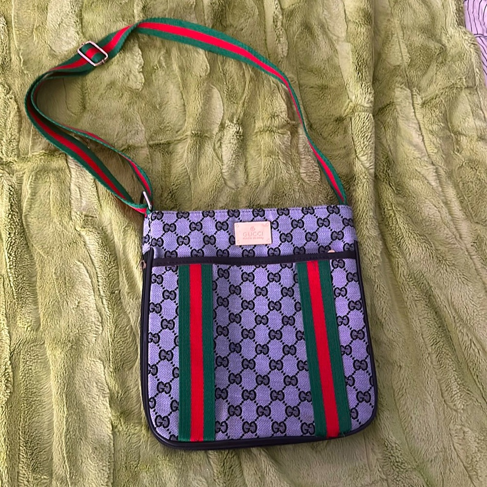 Like new Gucci messenger cloth bag, my daughters from Europe, she used it once.